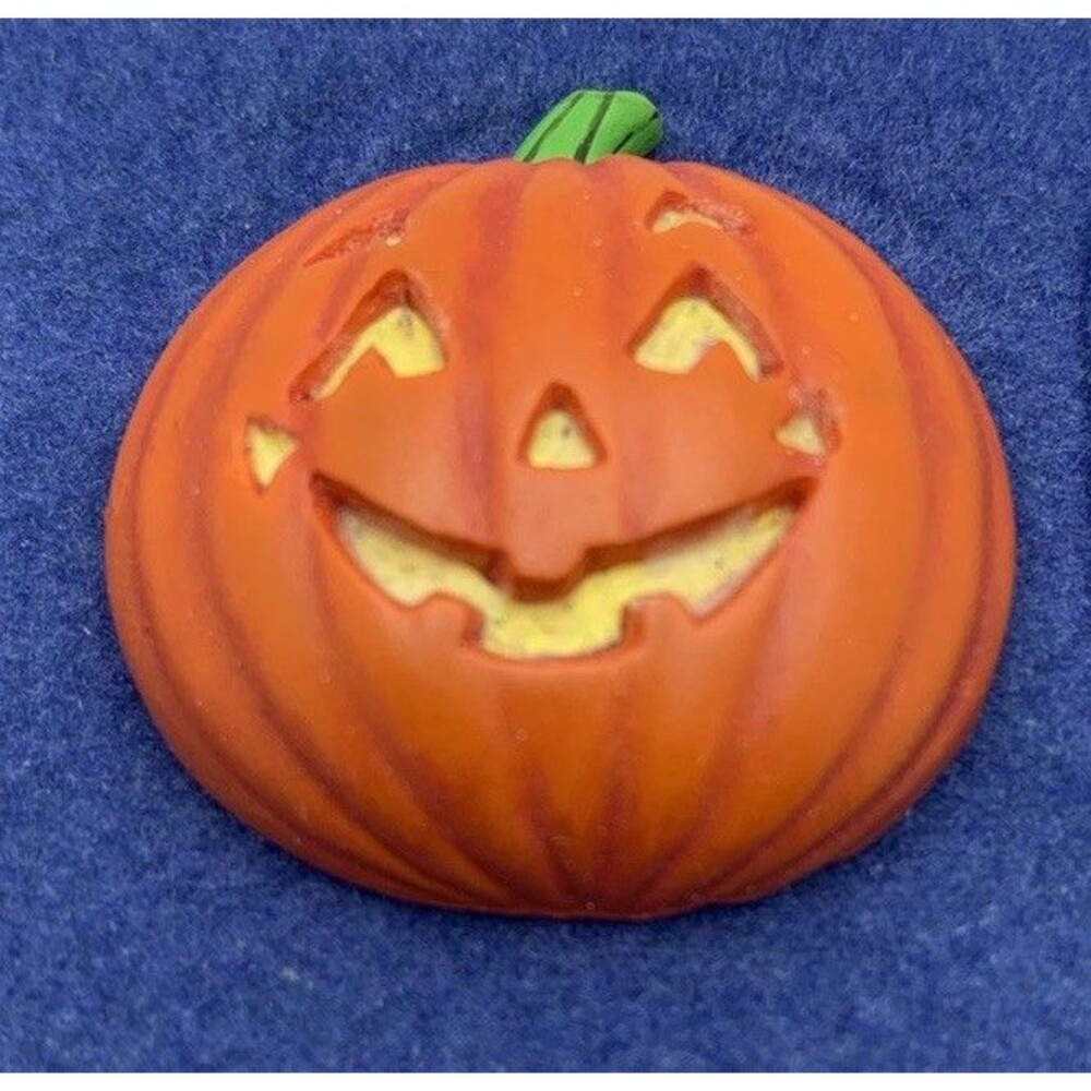 Vtg Avon Halloween Glow in the Dark Pin Jack o Lantern Collectible Original Box
